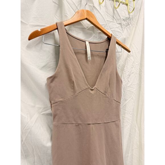 Aritzia Babaton Contour V-Neck Jumpsuit in‎ Nude Beige Small Kim K Kardashian - Picture 4 of 5
